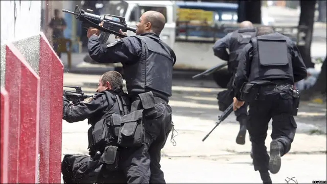 Rio de janeiro - Violento enfrentamiento entre policías y narcos en dos favelas.