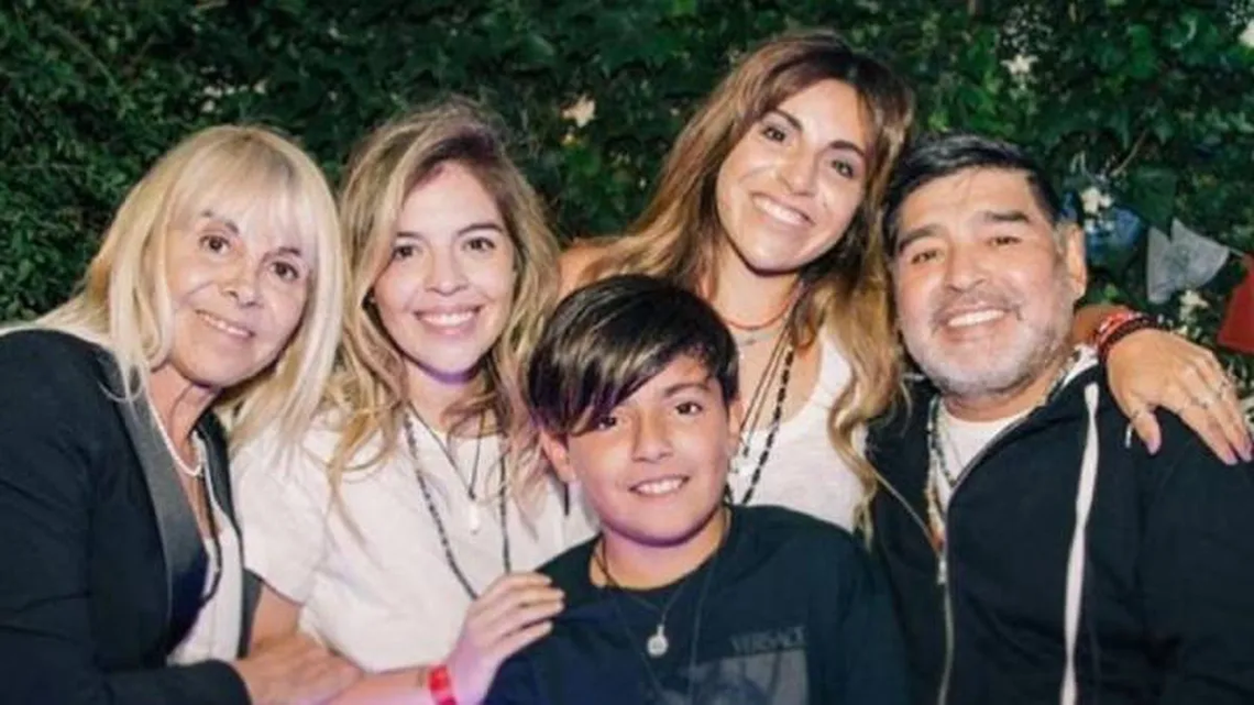 Claudia Villafane hablo de sus nietos y recordó a Diego Maradona.