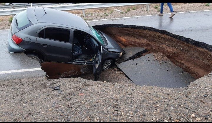 Neuquén: pavimento en la ruta 7 cedió y se tragó un auto