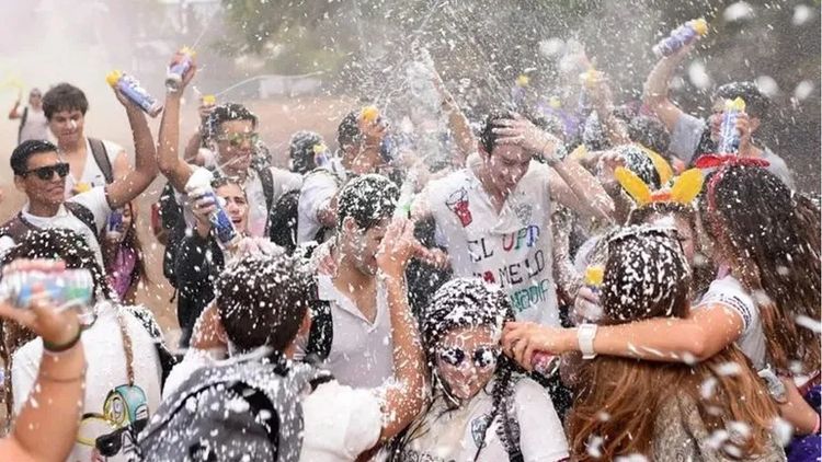 Quienes lleguen al colegio con signos de ebriedad o bajo efectos de sustancias&nbsp;tendrán prohibido el ingreso al aula y&nbsp;se les computará una falta en su registro de asistencia.