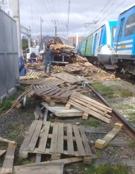 Tren Roca: el momento en que una formación arrolló a un camión en Bernal