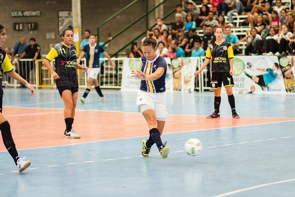 Futsal con perfume de mujer en Sportivo Barracas