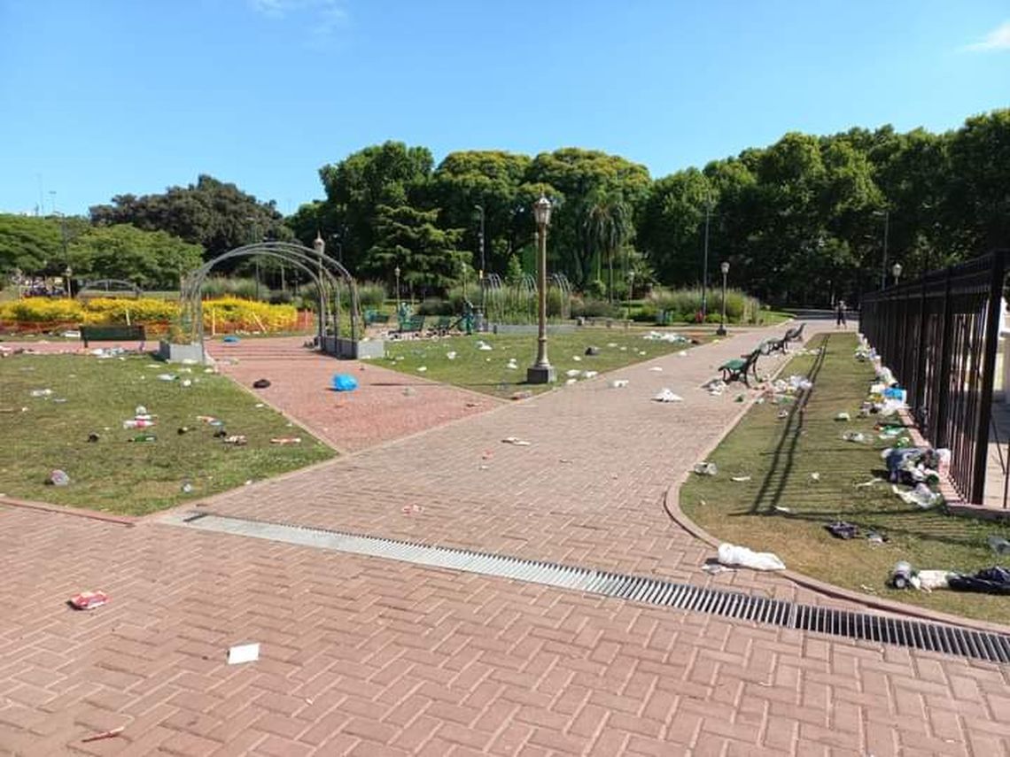 Así quedó Parque Chacabuco tras el festejo de los estudiantes