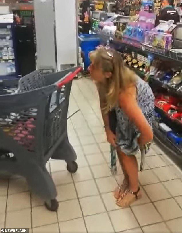 El momento en que la mujer se saca la tanga para usarla como barbijo