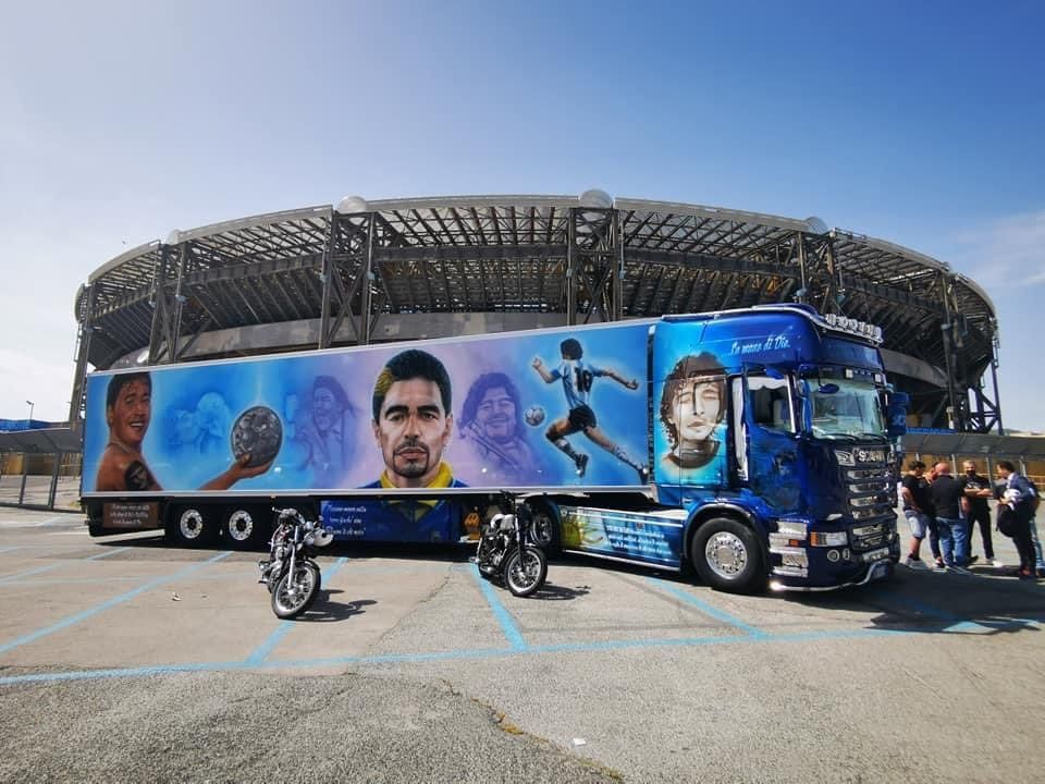 Nápoles: el camión Scania totalmente ploteado con imágenes de Maradona en
