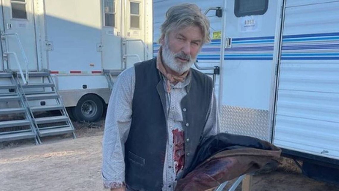 Alec Baldwin mat&oacute; a una mujer e hiri&oacute; un hombre durante la filmaci&oacute;n de "Rust".
