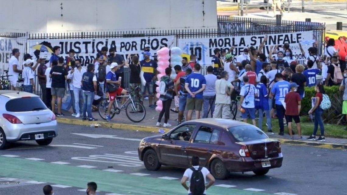 Carteles contra Morla y Stinfale en la Marcha por Maradona.