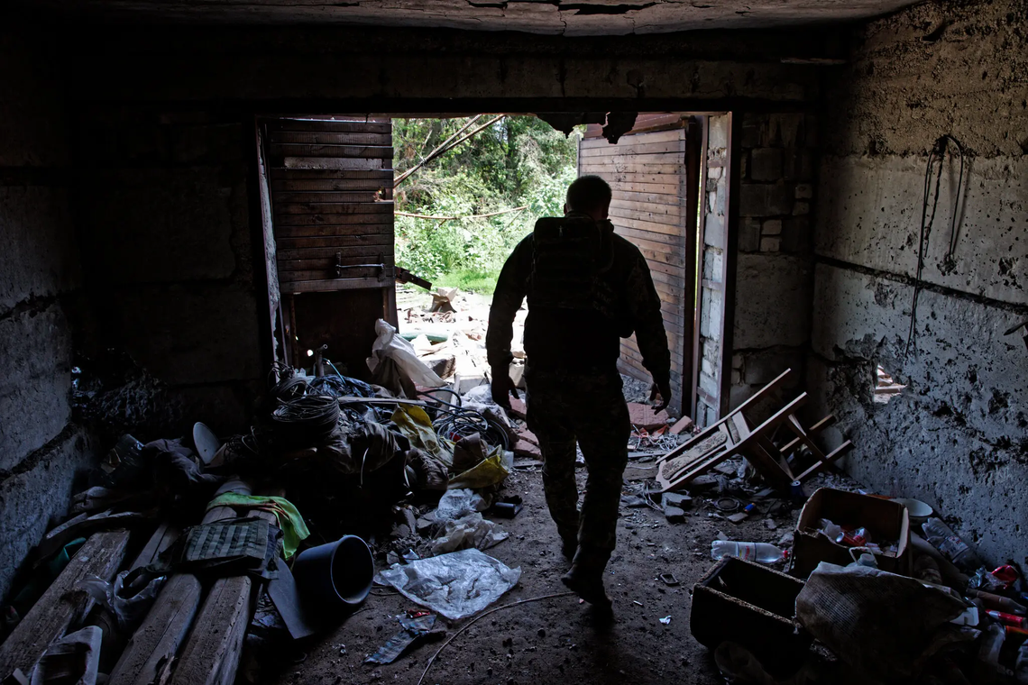 Un soldado ucraniano camina por una antigua posición rusa en las afueras de un pueblo en la región de Zaporizhzhia. En dos ciudades allí, los ucranianos han avanzado solo unas pocas millas/Tyler Hicks/The New York Times