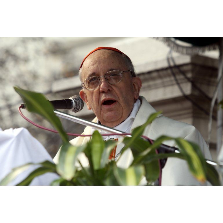 Bergoglio exigió bautizar a bebés extramatrimoniales o de madres solteras
