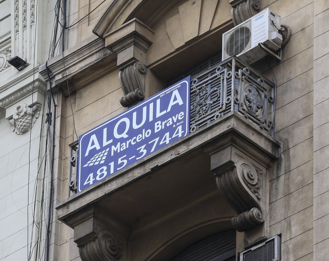 El cartel de Alquila se ve cada vez más en la Ciudad de Buenos Aires.