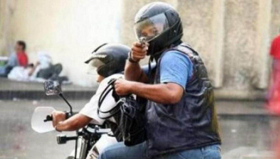 Los investigadores destacan que creció el uso de armas reales y réplicas para intimidar a las víctimas.