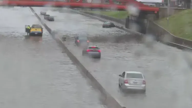 Las lluvias provocaron inundaciones en distintos tramos de la Avenida General Paz.