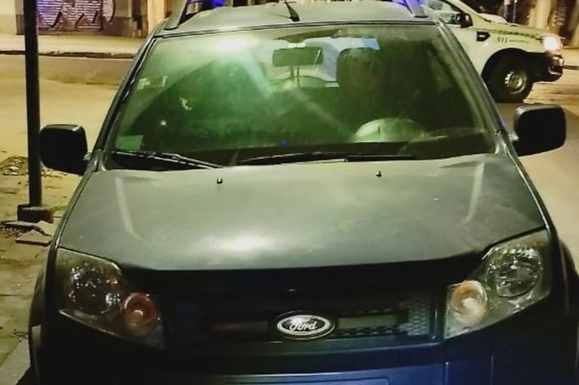 El policía retirado fue encontrado muerto en una camioneta Ford Eco Sport.