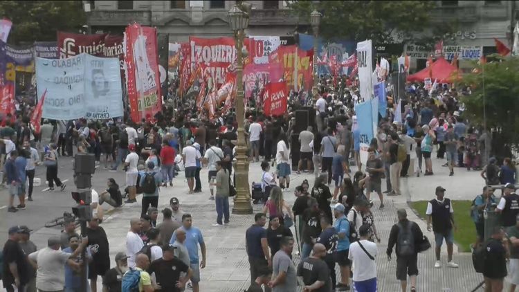 Los trabajadores en las inmediaciones del Congreso para manifestarse en contra de la reforma laboral.