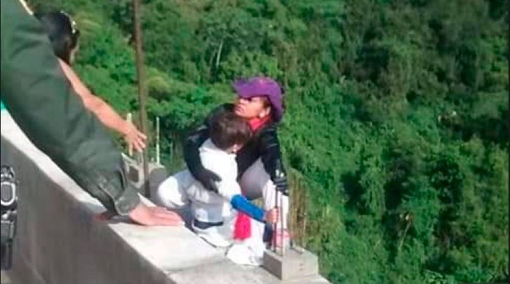Colombia: Una madre se lanzó de un puente con su hijo de 10 años