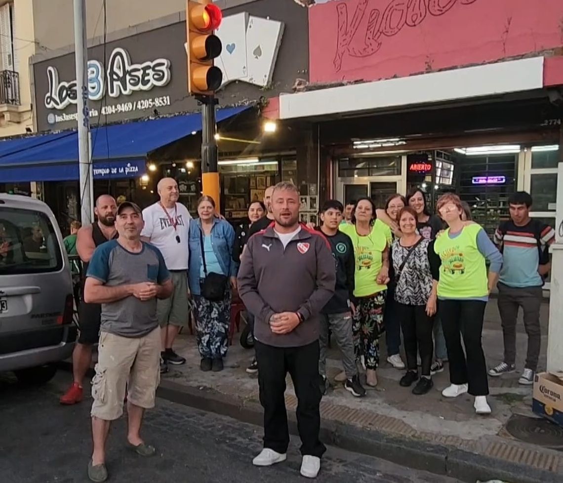 Organizan cena de Nochebuena para gente en situación de calle en la plaza Alsina de Avellaneda