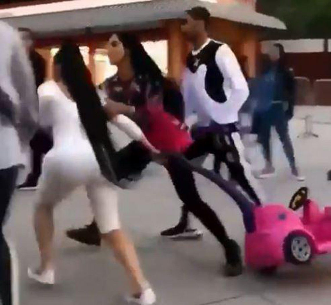 Video | Famosa a los golpes en parque de diversiones y con un coche de niño como arma