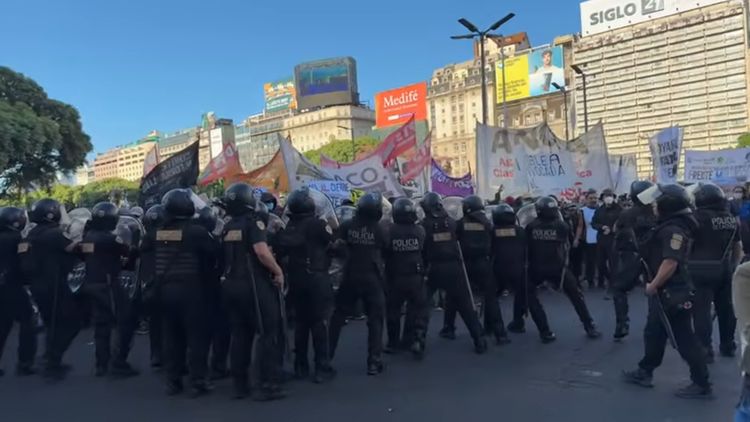 Manifestantes cortan la Avenida 9 de Julio a la altura del Obelisco, mientras fuerzas de seguridad despliegan un operativo para evitar el bloqueo total y ordenar el tránsito.