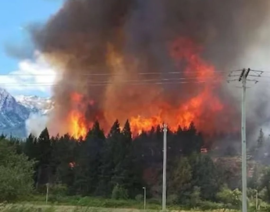 El incendio en Epuyén comenzó ayer miércoles al mediodía.