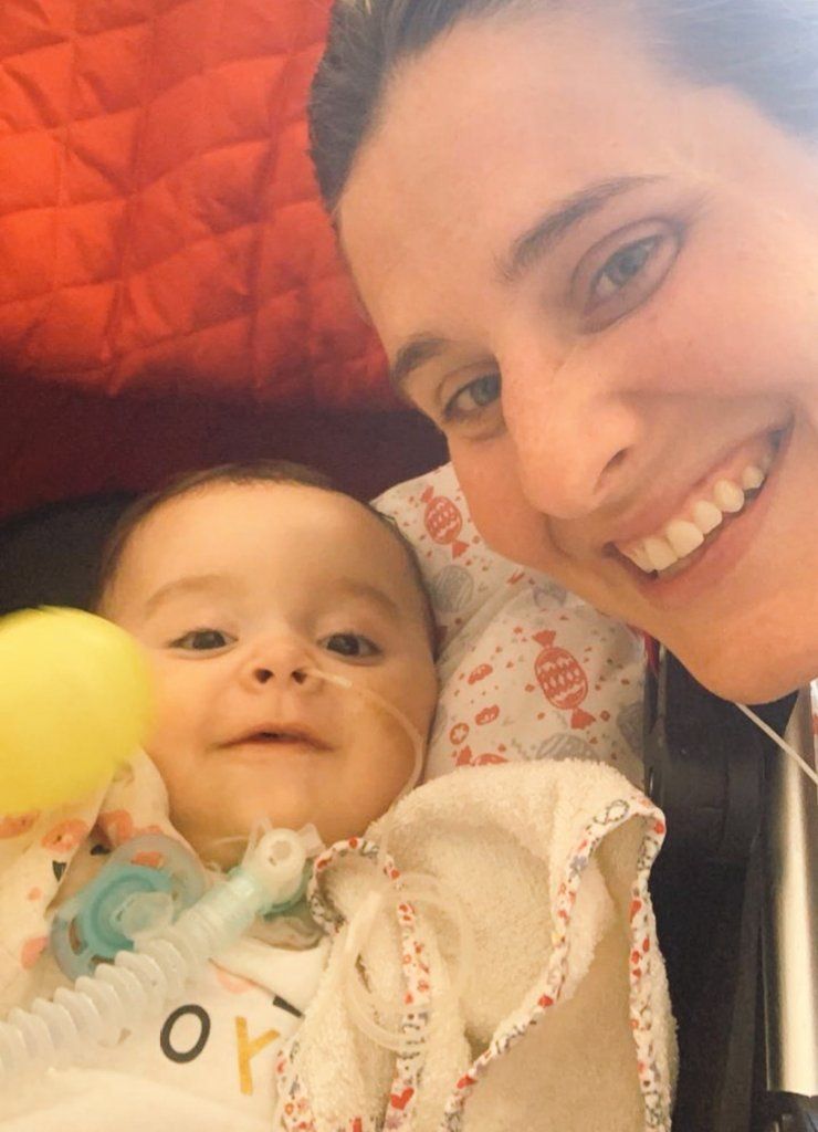 Emmita con su madre después de haber dado a conocer la noticia.