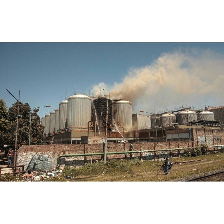 Las imágenes del incendio en la cervecería Quilmes
