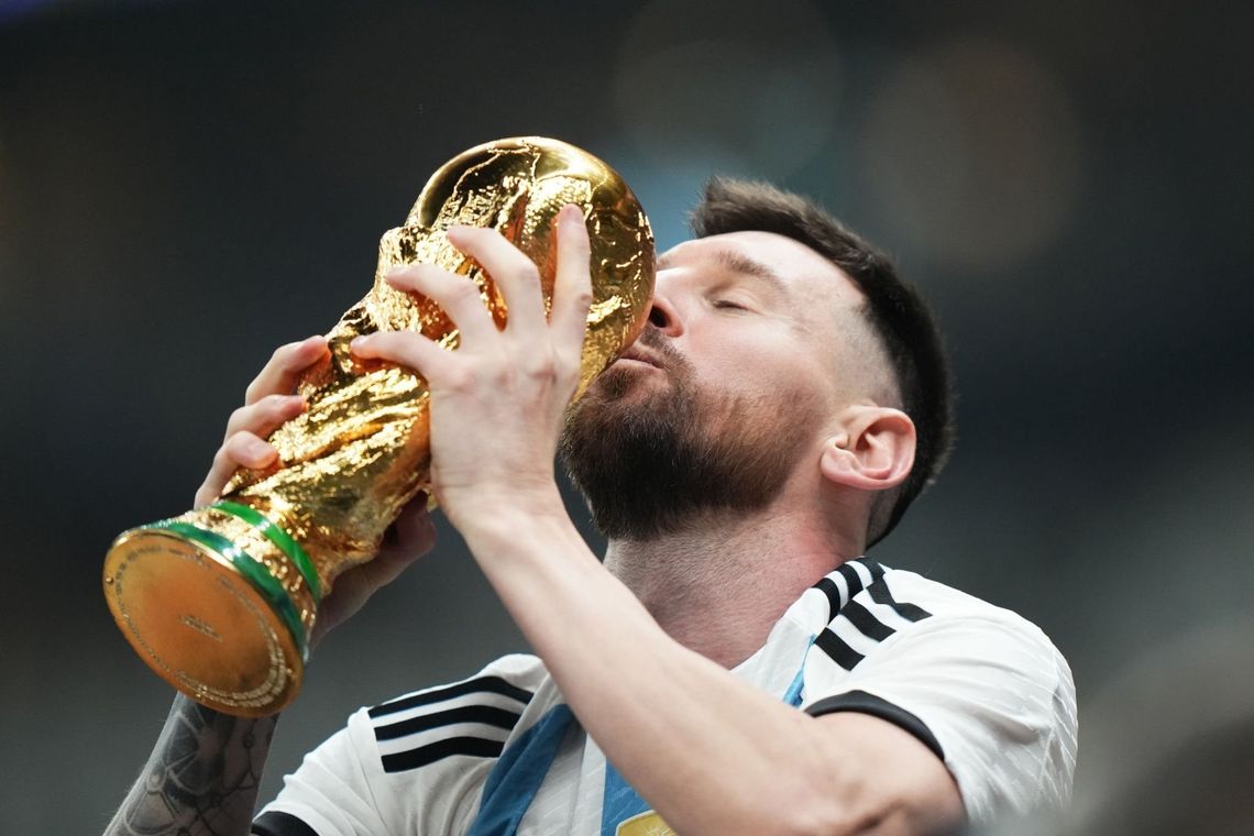 Lionel Messi besa la Copa del Mundo conquistada con la Selección Argentina.