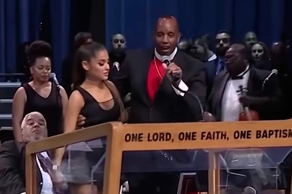 Un obispo pidió disculpas por tocarle los pechos a Ariana Grande en el funeral de Aretha Franklin