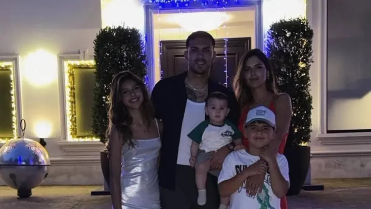 Leandro Paredes con su familia en Navidad.