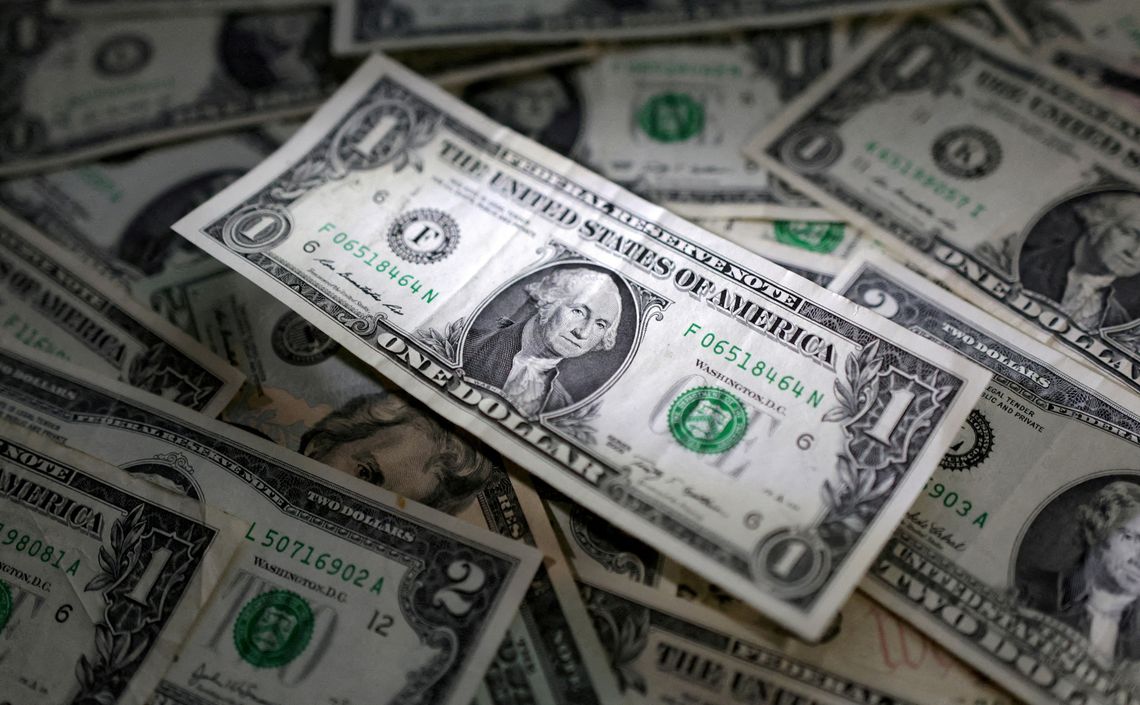 El dólar frenó la carrera alcista de las últimas jornadas y cerró la semana con una baja en su cotización y en la brecha.