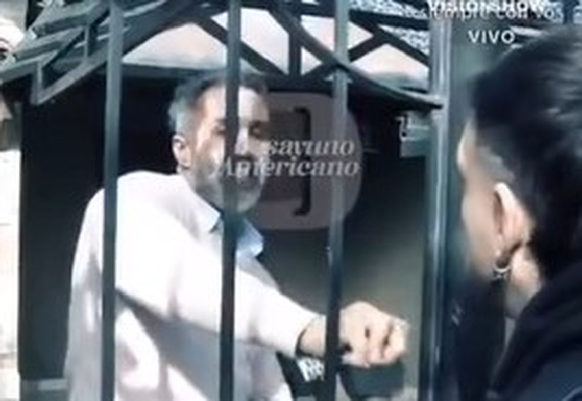 El momento de la agresión de Leopoldo Luque al cronista de Desayuno Americano. 