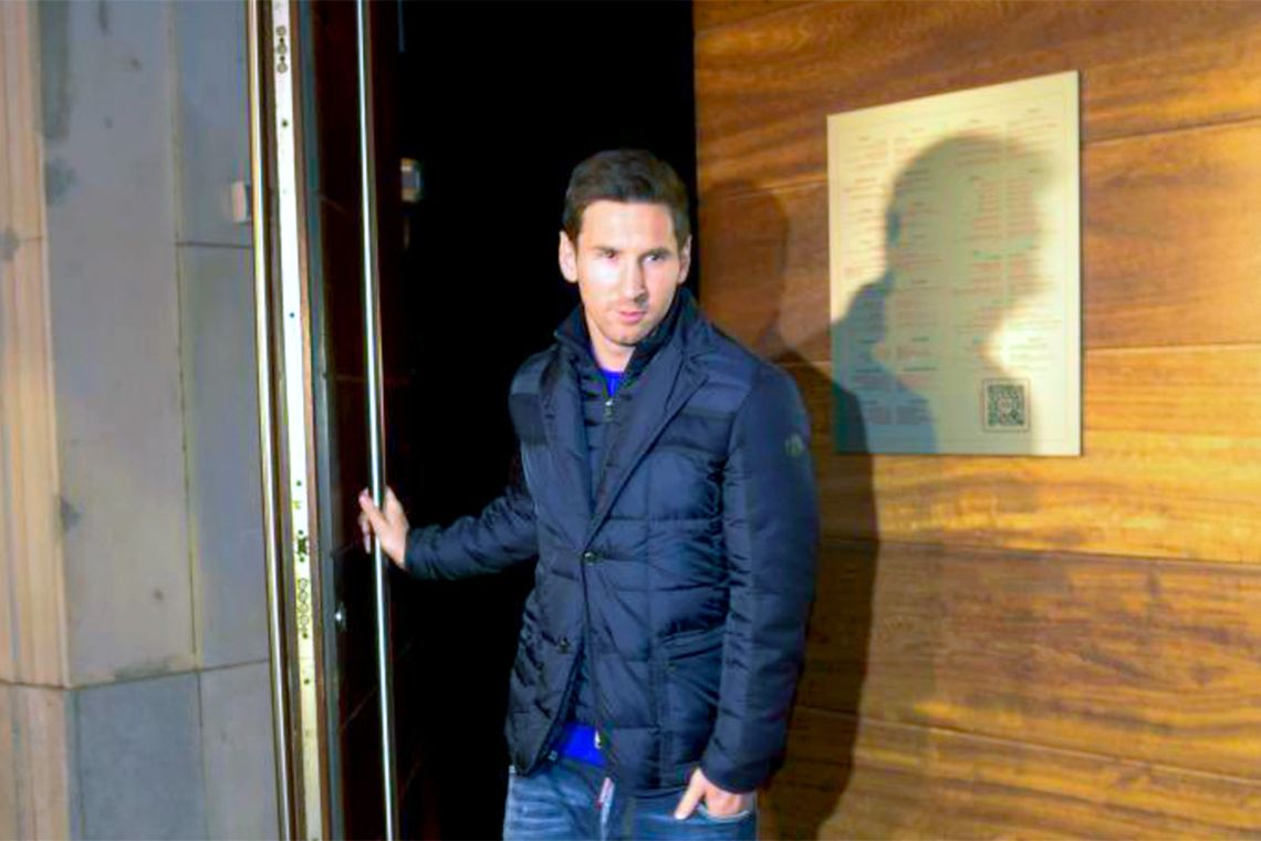 Messi al salir del restaurant japonés donde compartió el festejo de cumpleaños de Xavi.