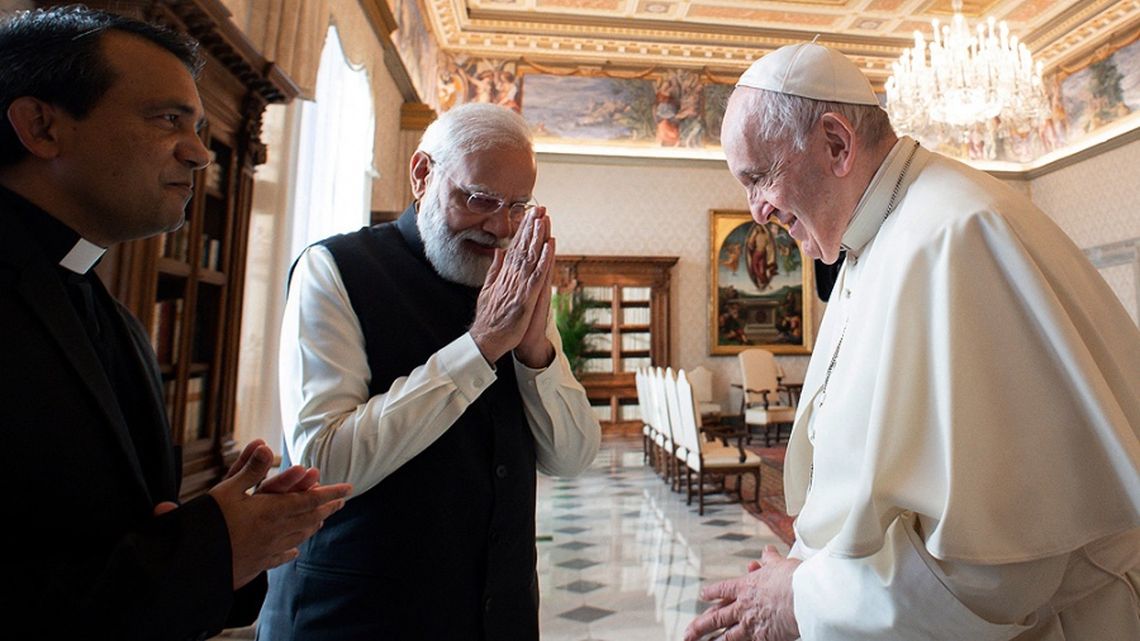 Francisco recibió al premier indio Modi, quien lo invitó a visitar su país