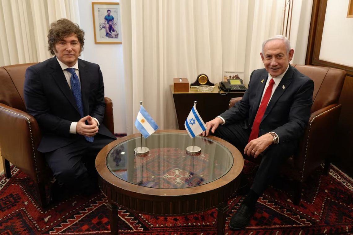 Javier Milei, junto al primer ministro israelí, Benjamín Netanyahu, en su última gira internacional.