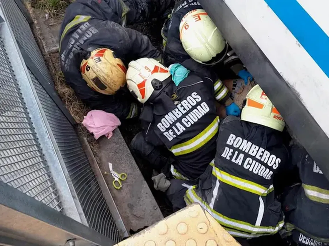 Gran trabajo de los bomberos para rescatar al hombre con vida.