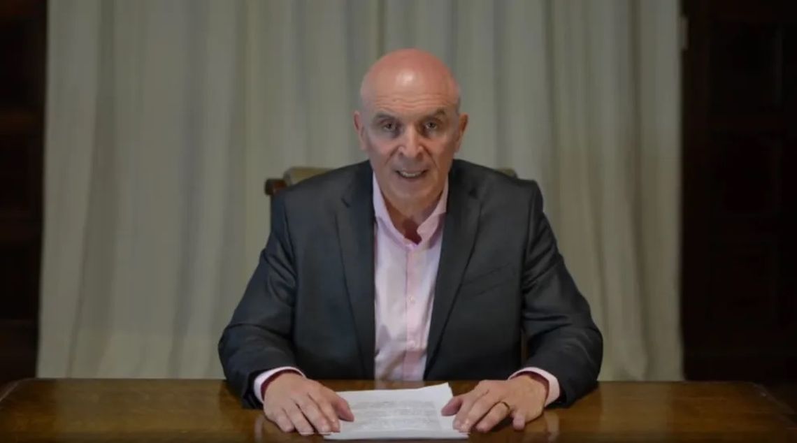 Espert leyó durante toda su explicación grabada.