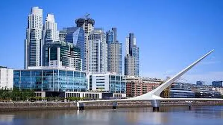 Con mucha humedad y con baja temperatura&nbsp;