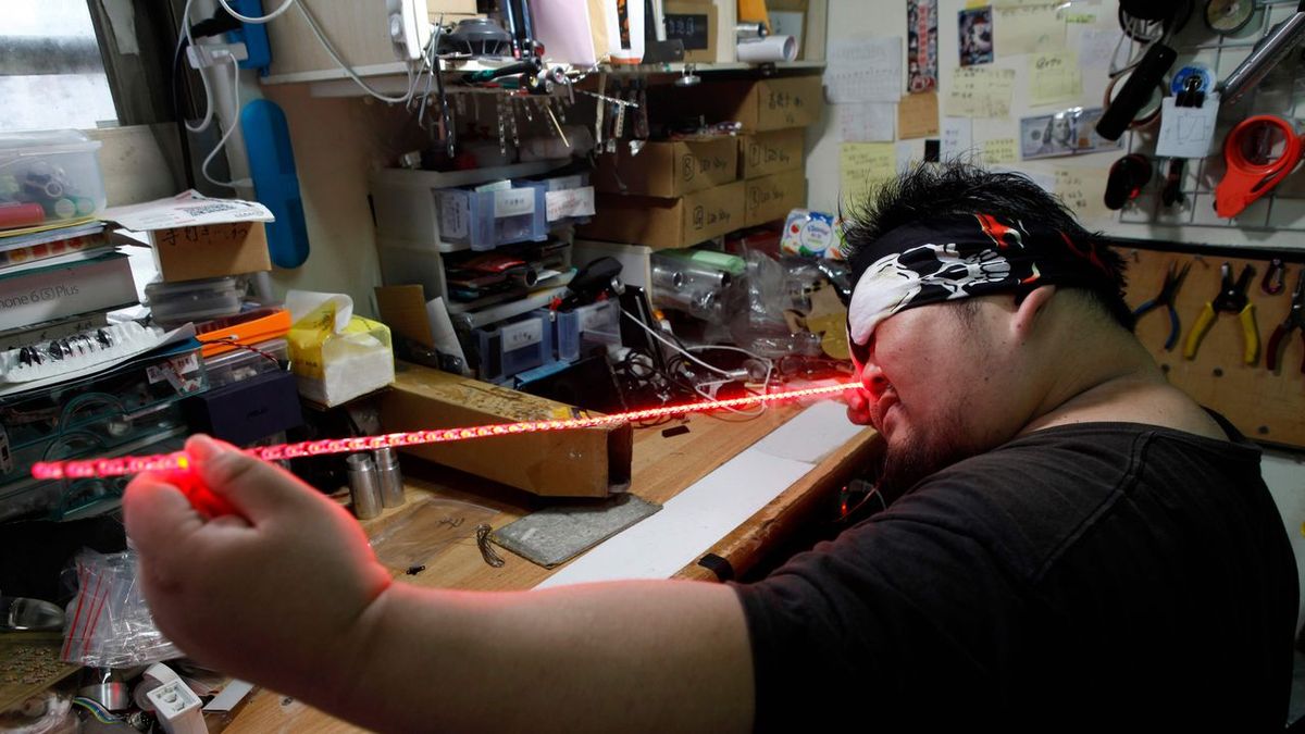 Fanáticos de Star Wars fabrican sus propias espadas láser 