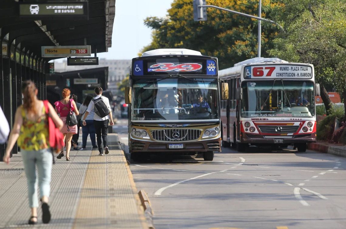La adhesi&oacute;n de la UTA impacta en gran parte del sistema de colectivos, con l&iacute;neas totalmente paralizadas y otras funcionando de manera limitada seg&uacute;n la empresa y la disponibilidad de choferes.