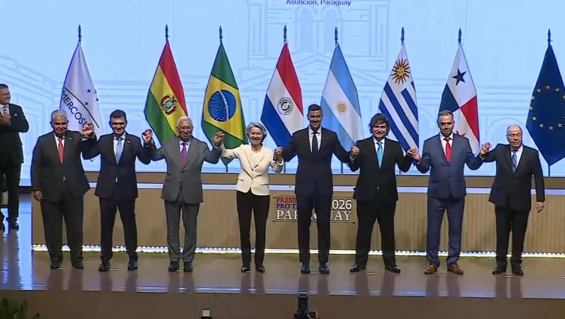 La celebraci&oacute;n de los mandatarios luego de la firma del hist&oacute;rico acuerdo.