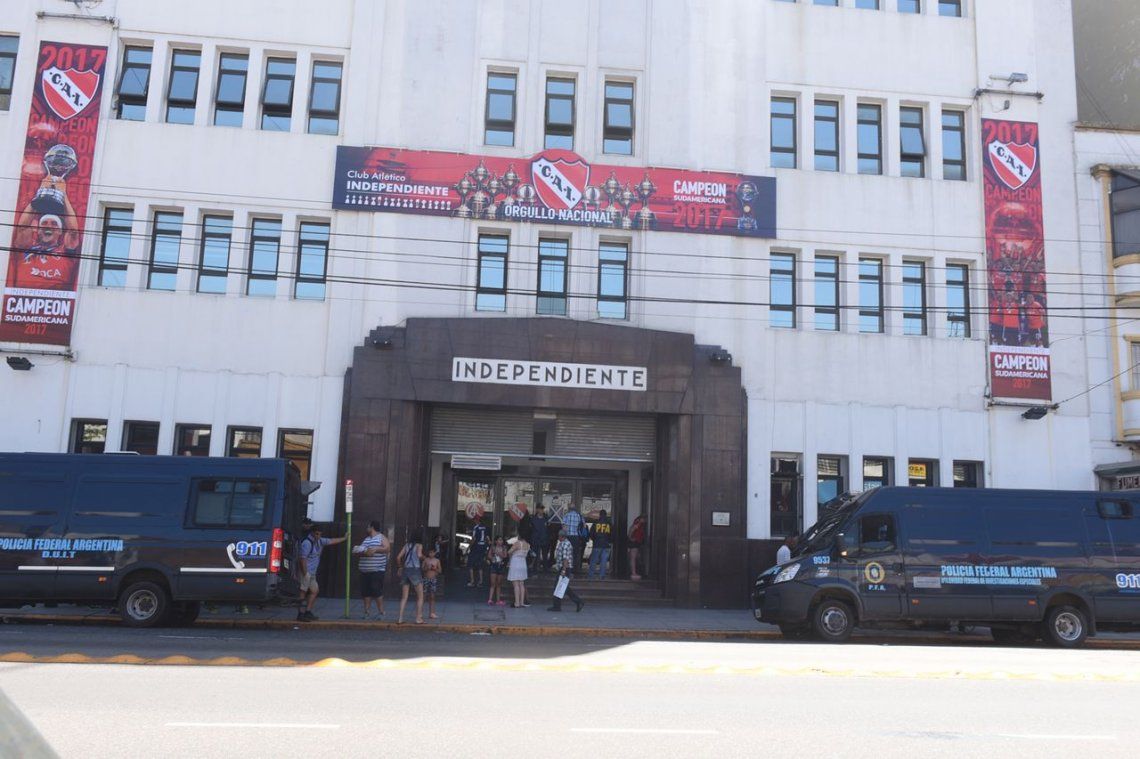 Allanaron la sede de Independiente por una causa de lavado de dinero