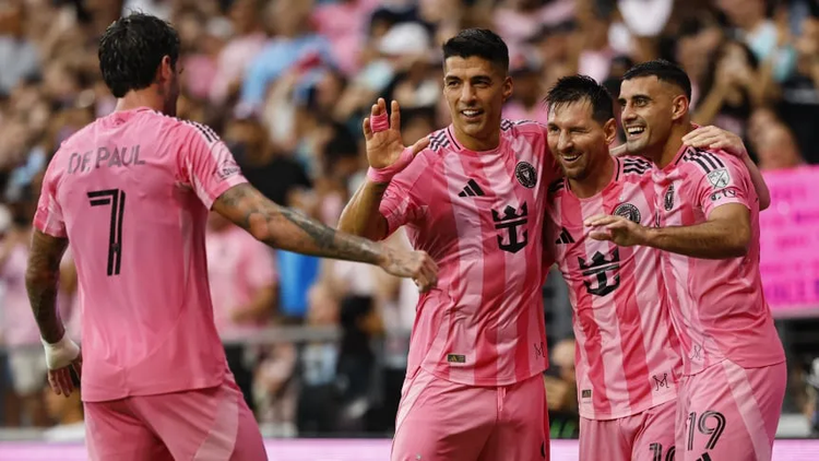 Leo celebra su gol con Luis Suárez, De Paul y Berterame. Foto: Getty Images.