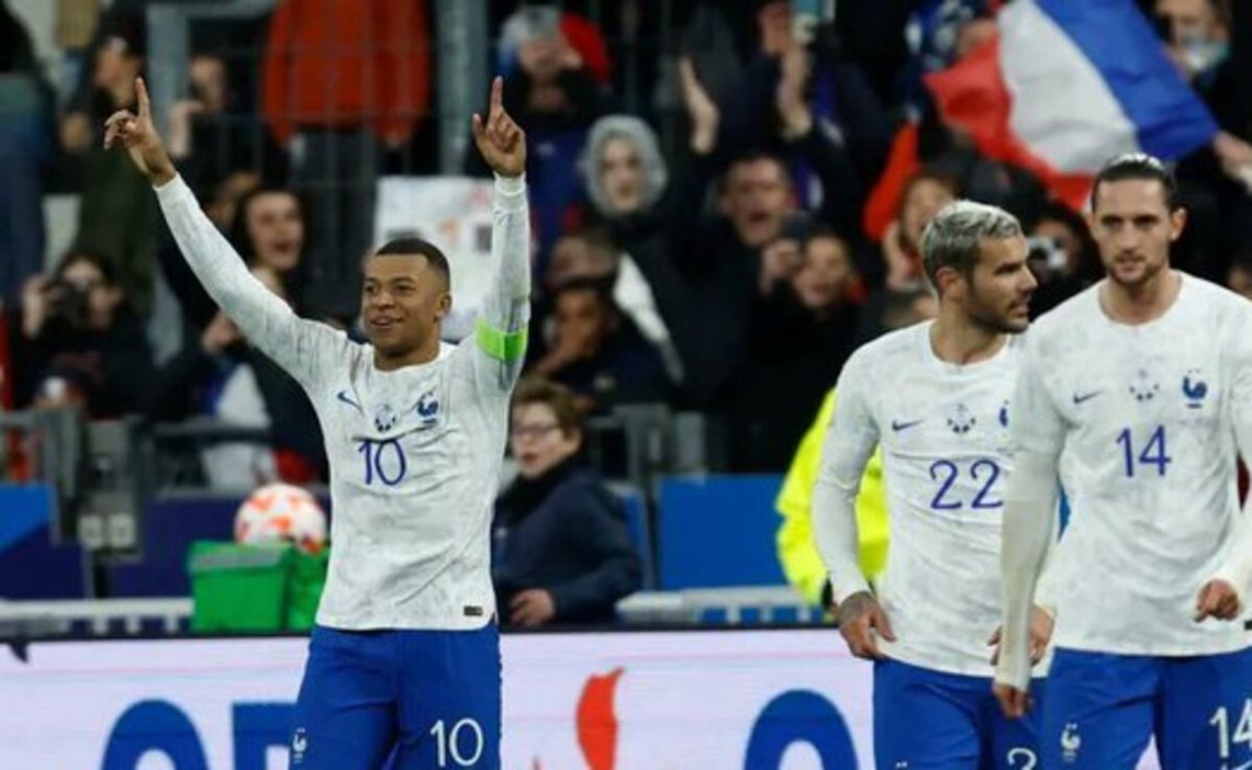 Francia festejó en su debut de la mano de Kylian.