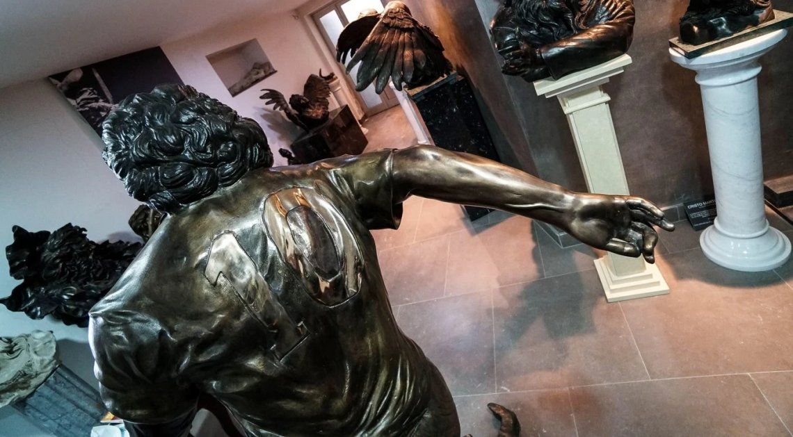 Las fotos de la estatua de bronce de Maradona en Nápoles