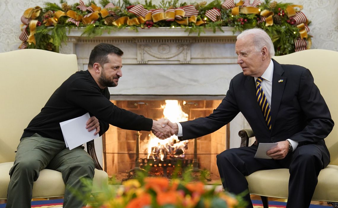 Volodímir Zelenski saluda a Joe Biden, quien habló de darle Volodímir Zelenski saluda a Joe Biden, quien habló de darle
