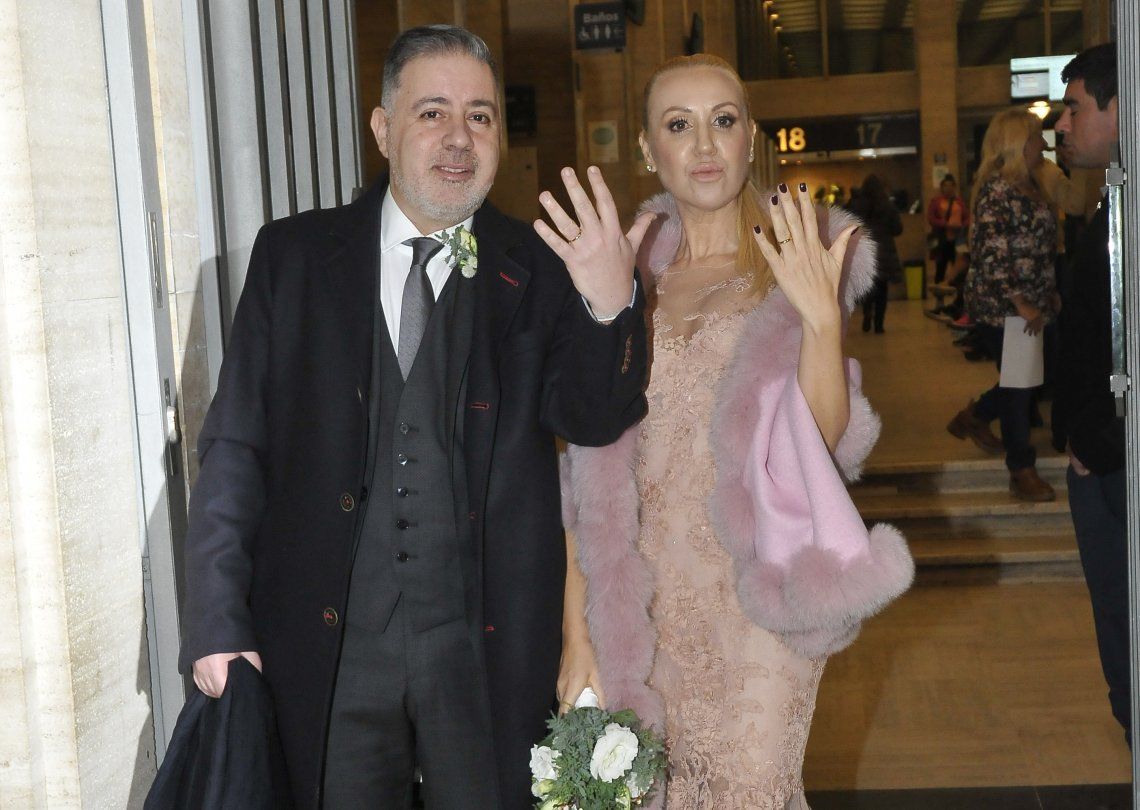La pareja muestra sus anillos al salir del Registro Civil de la calle Uruguay.