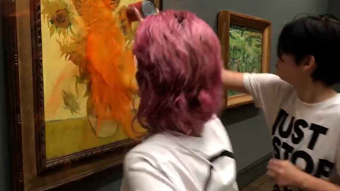 Militantes ecologistas arrojan sopa sobre Los girasoles de Van Gogh