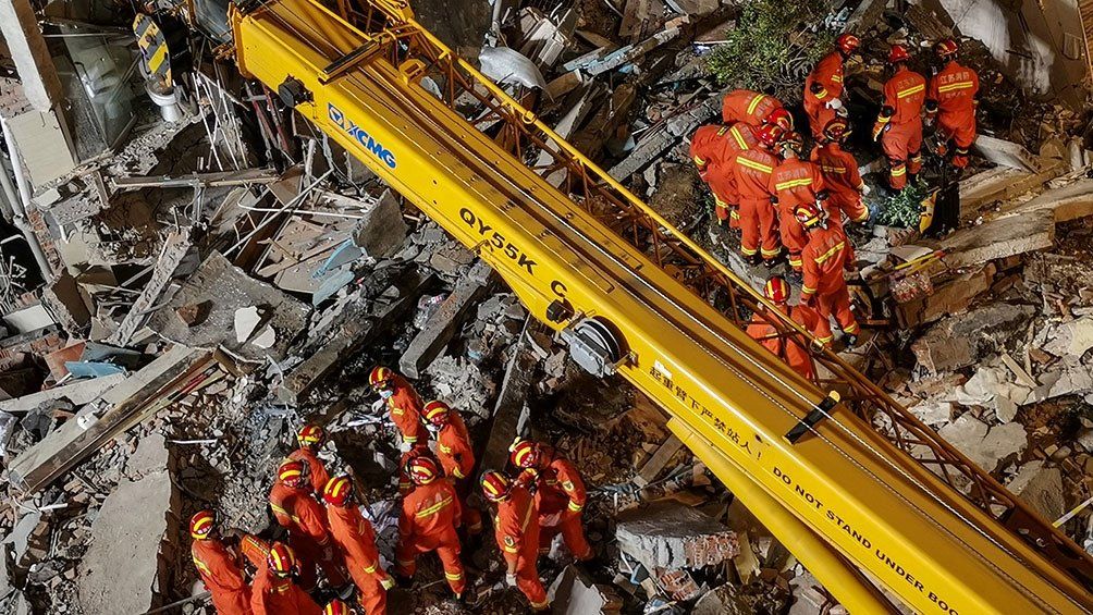 Derrumbe de hotel en China: al menos 8 muertos y 9 desaparecidos