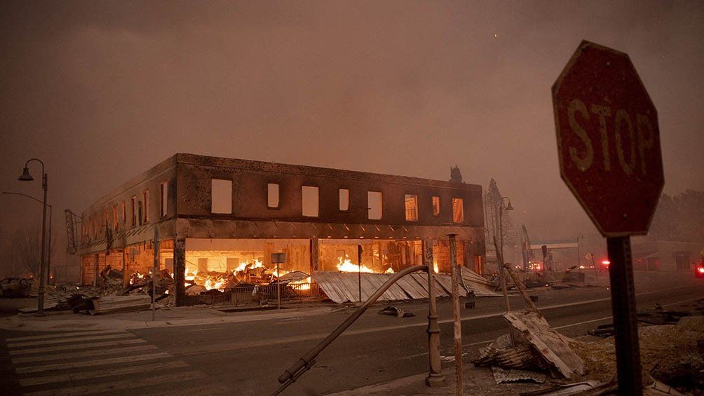 Vientos de hasta 56 kilómetros por hora avivaron el fuego en el centro de Greenville, California