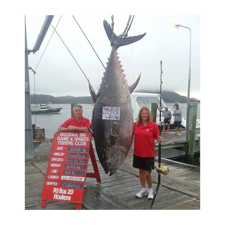 Mujer récord: pescó el atún más grande del mundo
