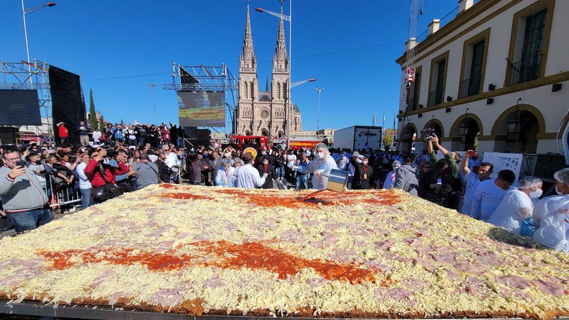 Luján: cocinaron la milanesa más grande del mundo.